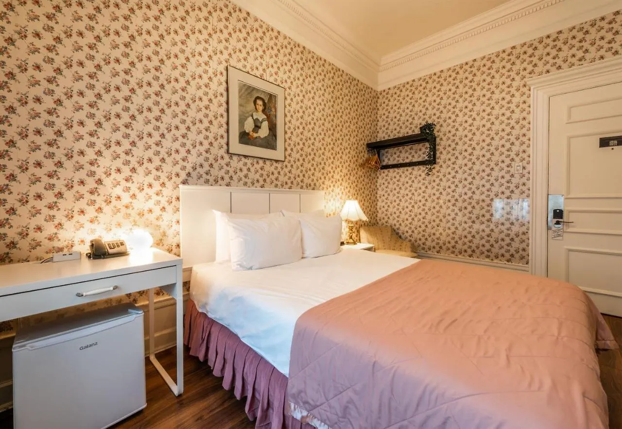 Le Chateau De Pierre Quebec City Hotel